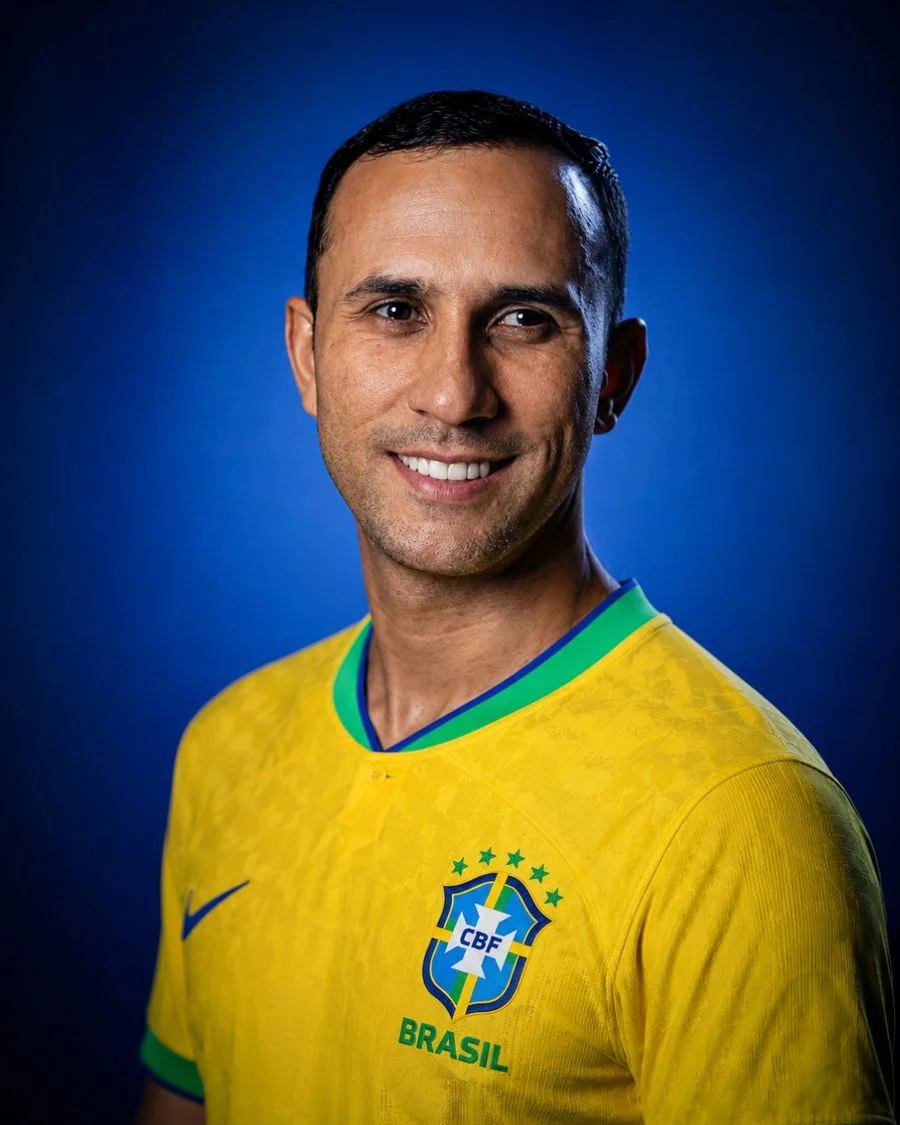 Ensaio gerado com prompt da biblioteca Promptuai: retrato em estúdio com camisa da seleção