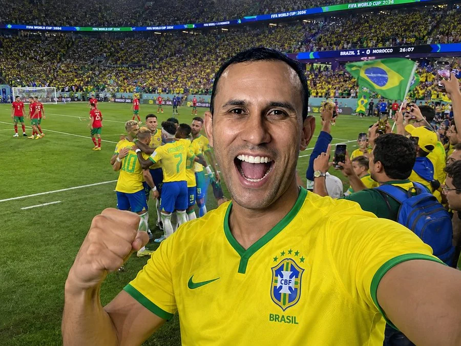 Ensaio pessoal gerado com prompt da biblioteca Promptuai: torcedor comemorando no estádio