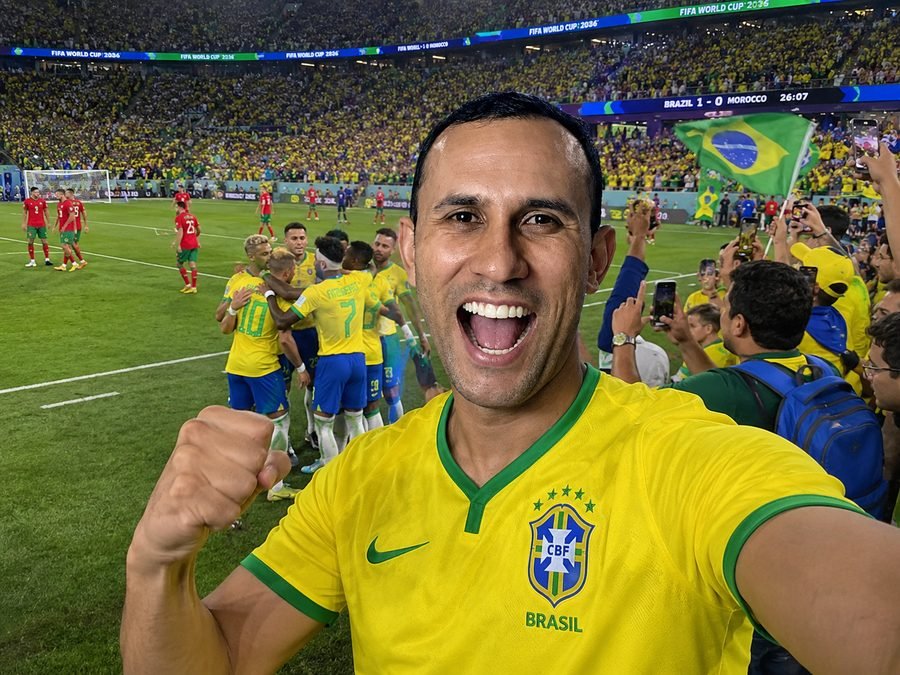 Ensaio pessoal gerado com prompt da biblioteca Promptuai: torcedor comemorando no estádio